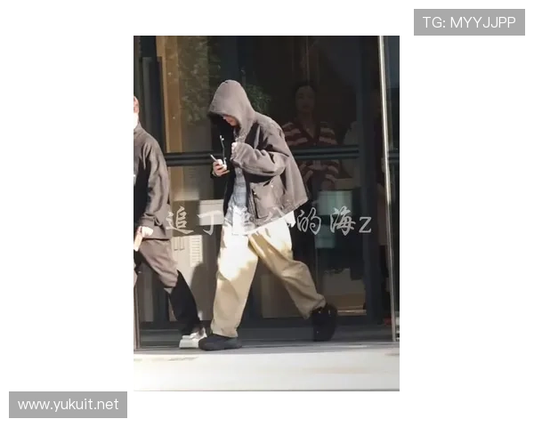 机场顺手一拍：刘翔穿拖鞋拎帆布包，旁边行李堆得像从奢侈品店搬出来的